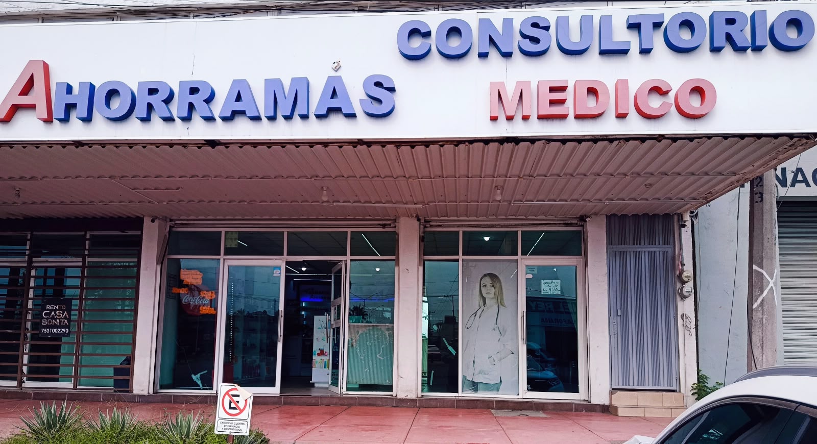 Fotografía de los accesos y de los rótulos exteriores