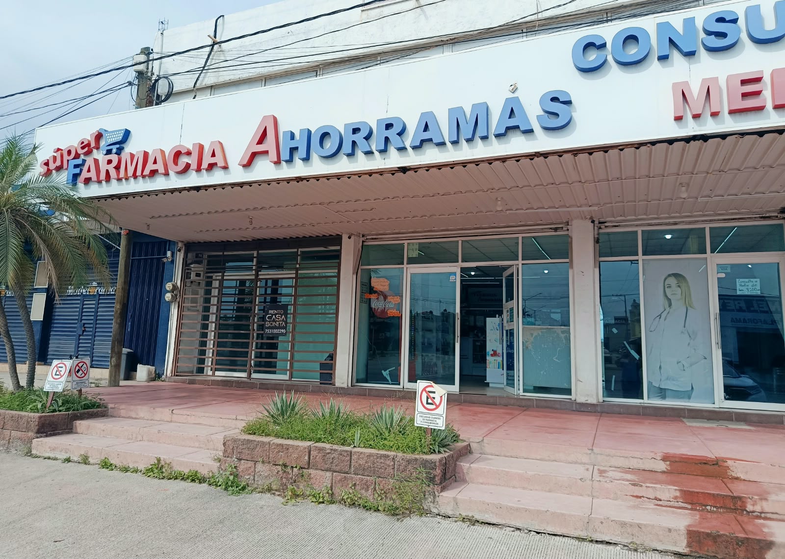 Vista exterior completa de la fachada y la entrada