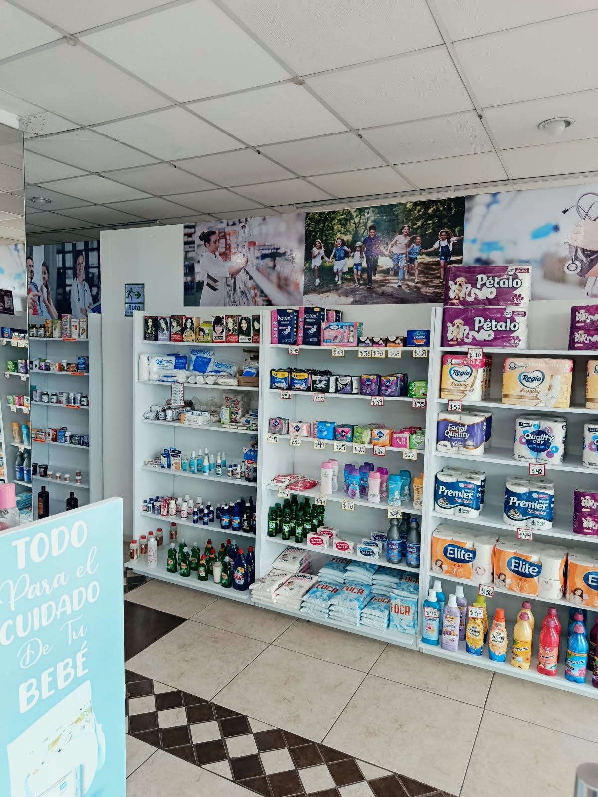 Estantes con productos en el interior de la farmacia