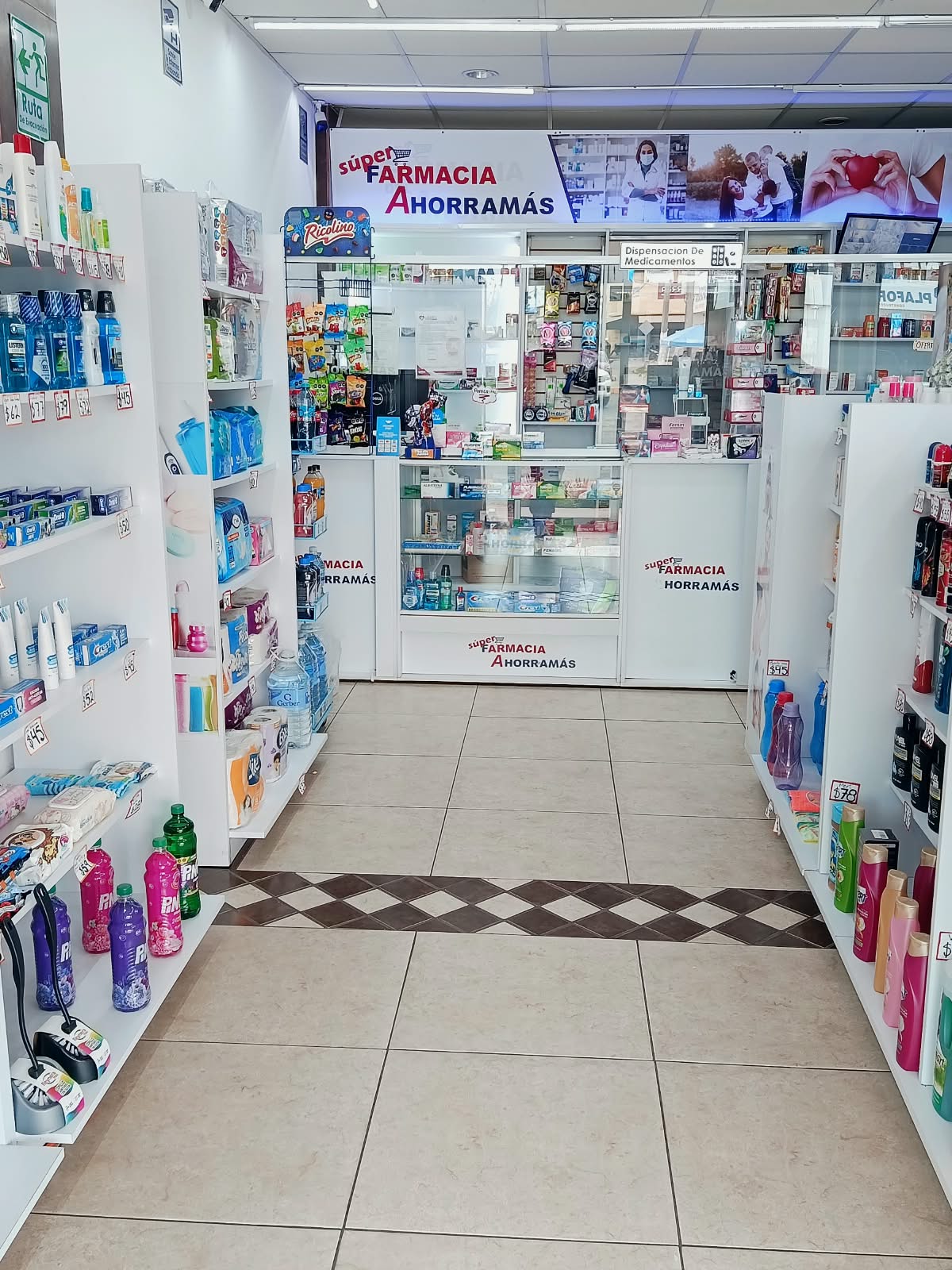 Pasillo y área de atención de la farmacia